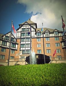 un grande edificio con bandiere di fronte ad esso di Hotel Roanoke & Conference Center, Curio Collection by Hilton a Roanoke