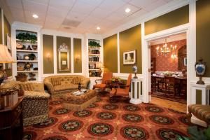 un soggiorno con divani e tavolo di Hotel Roanoke & Conference Center, Curio Collection by Hilton a Roanoke