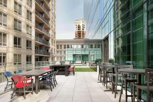 an outdoor patio with tables and chairs in a building at Hilton Garden Inn Chicago Downtown South Loop in Chicago