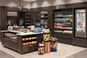 una tienda de comestibles con un mostrador en una tienda en Hilton Garden Inn Chicago Downtown South Loop en Chicago