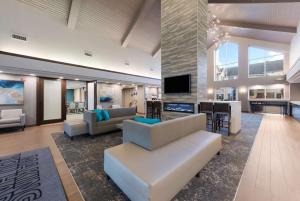 ein großes Wohnzimmer mit Sofas und einem TV in der Unterkunft Hampton Inn & Suites Chicago-Hoffman Estates in Hoffman Estates