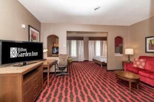 um quarto de hotel com televisão e sala de estar em Hilton Garden Inn Closest Foxwoods em Preston