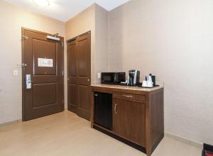 a room with a kitchen with a counter and a door at Hilton Garden Inn Closest Foxwoods in Preston