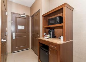 a hotel room with a microwave and a kitchen with a room at Hilton Garden Inn Closest Foxwoods in Preston