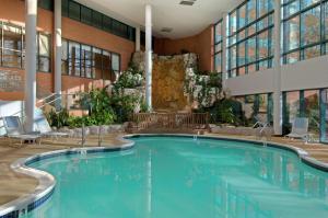 uma grande piscina no átrio do hotel em Hilton Long Island/Huntington em Melville