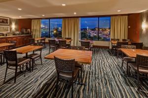 un restaurante con mesas y sillas y una gran ventana en Hilton Knoxville Airport, en Alcoa