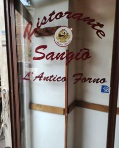 uma janela de um restaurante com um sinal em Laterani DFM em Roma