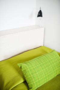 Кровать или кровати в номере Töölö Towers