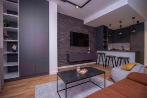 特雷比涅Apartments Grey的客厅里有一张沙发和一张桌子。