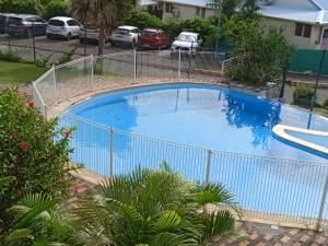 Bazén v ubytování Studio havre aux hibiscus avec piscine proche de la mer nebo v jeho okolí