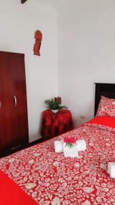 Uma cama ou camas num quarto em Hostal Makohe Rapa Nui
