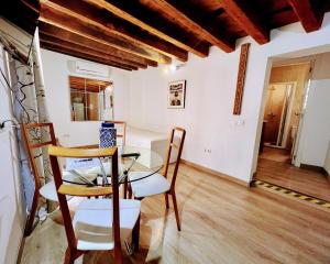 a dining room with a table and chairs at Felices Los Cuatro in Toledo