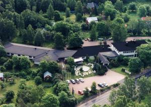 an aerial view of a house with a parking lot at Eckerö Hotell & Restaurang in Eckerö