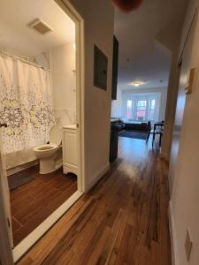 uma casa de banho com WC num quarto em Deluxe Studio minutes from NYC! em Union City