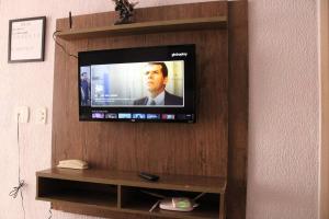 TV de pantalla plana en la pared en Casa 02 Quartos Condomínio Aceita Pet en Ourinhos