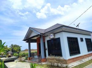 een klein huis is kenmerkend voor de tropicaledes bij Murni Inn Kampung Perigi in Yan