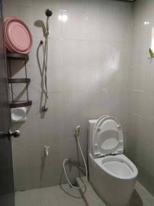 uma casa de banho com um WC e um chuveiro em Charity Pension House em San Vicente