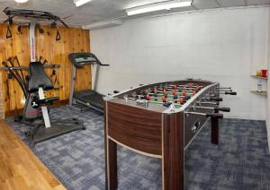 een fitnessruimte met een tafelvoetbalspel en fitnessapparatuur bij Spacious 3bdr near 6Flags-Naval Base-Casino in Waukegan