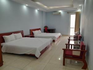 Cette chambre comprend 2 lits et une fenêtre. dans l'établissement Bach Duong Hotel, à Hanoï