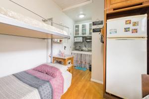 a bedroom with a bunk bed and a desk at Apto perto de Itaipava in Petrópolis