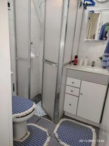 a small bathroom with a toilet and a sink at Apto perto de Itaipava in Petrópolis +32 photos