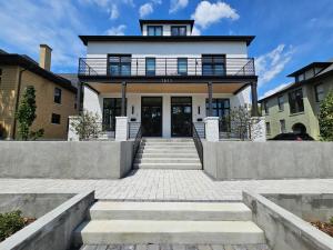 ナッシュビルにあるExtra Spacious 4 Bed / 4.5 Bath Music Row Homeの階段のある家