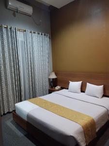 Łóżko lub łóżka w pokoju w obiekcie Surya Palace Syariah