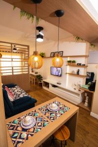een woonkamer met een tafel en een bank bij Areia Preta Park Studio | Salma Haddad in Guarapari