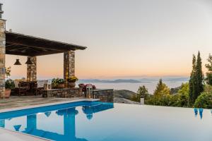 ミリエスにあるAkrolithos Villa, Milies Pelionの眺めの良いスイミングプール付きのヴィラ