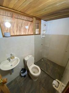 La salle de bains est pourvue de toilettes et d'un lavabo. dans l'établissement Cabaña asteroide b 612, à Moñitos