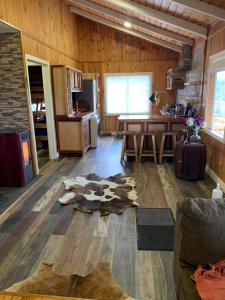 cocina y sala de estar con alfombra de vaca en el suelo en Cabaña puerto varas, a orillas del Lago LLanquihue en Puerto Varas