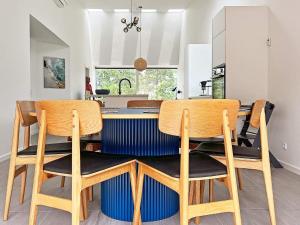 cocina con mesa azul y sillas en Holiday home Gilleleje XCVII, en Gilleleje