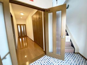 um quarto vazio com uma porta aberta e escadas em 凛[rin] em Kumamoto