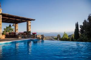 una piscina en una villa con vistas en Akrolithos Villa, Milies Pelion, en Milies