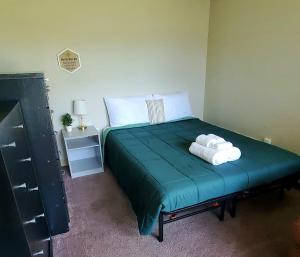 Letto o letti in una camera di Rustic Colonial Home with Private Rooms