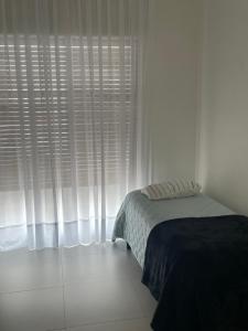 Departamento céntrico y espacioso en Río Cuarto II客房内的一张或多张床位