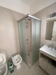 里奥夸尔托Departamento céntrico y espacioso en Río Cuarto II的带淋浴、马桶和水槽的浴室 更多13张照片