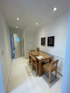 里奥夸尔托Departamento céntrico y espacioso en Río Cuarto II的配有木桌椅的餐厅