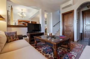 A seating area at Akrolithos Villa, Milies Pelion