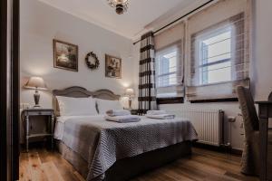 A bed or beds in a room at Akrolithos Villa, Milies Pelion