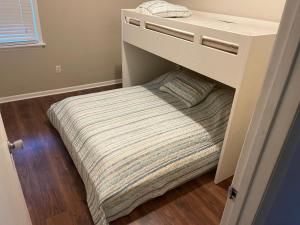 Ce lit se trouve dans une petite chambre dotée d'un bureau. dans l'établissement Key West Style Historic Home in Coconut Grove Florida, The Blue House, à Miami