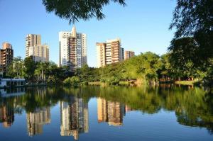 vistas a un río en una ciudad con edificios altos en Hostel Bimba Goiânia - Unidade 02, en Goiânia