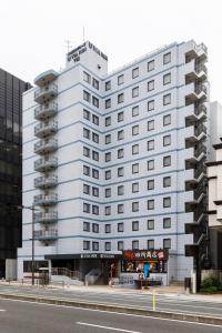 un gran edificio blanco en la esquina de una calle en Via Inn Shimonoseki, en Shimonoseki