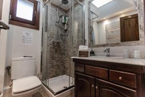 A bathroom at Akrolithos Villa, Milies Pelion