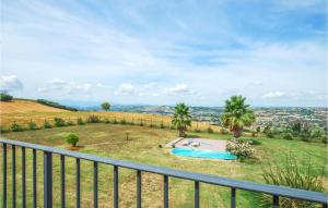 uma vista a partir da varanda de uma casa com piscina em Lovely Home In Fermo With Kitchen em Fermo