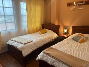 - 2 lits dans une petite chambre avec fenêtre dans l'établissement Posada Sierra Morena, 