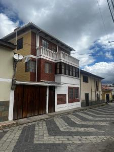 Maison marron et blanche avec garage en bois dans l'établissement Posada Sierra Morena, 