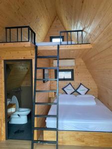 sypialnia z łóżkiem piętrowym i toaletą w obiekcie Caofong Glamping Village Hoà Bình w mieście Hòa Bình