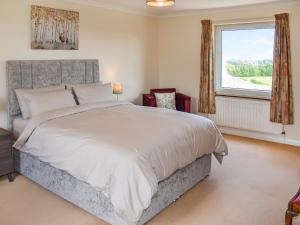 Un dormitorio con una cama grande y una ventana en Rivendell en Burgh by Sands