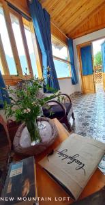 ein Zimmer mit einem Tisch mit einer Blumenvase darauf in der Unterkunft Luckydaisy Buffalo House in Sa Pa